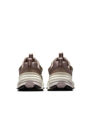 Tenis Mujer Nike V2K Run Marrón