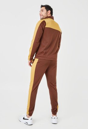 Conjunto Deportivo Mostaza-Marrón Nike Regular