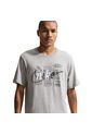 Camiseta Nike Tee Std Celebrate Brnd Hombre-Gris de Nike