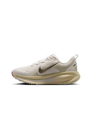 TENIS VOMERO 18 NIKE