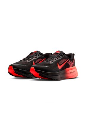 TENIS VOMERO 18 NIKE