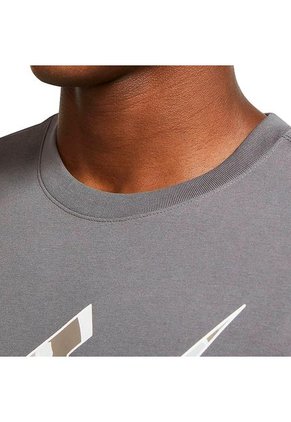Camiseta Nike Sportswear Club-Gris/Blanco