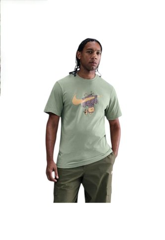 Camiseta Nike M Nsw Tee Iykyk Fs Hombre-Verde Nike