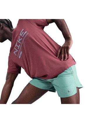 Pantaloneta Hombre Nike Stride Verde