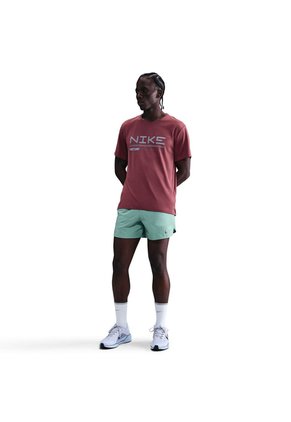 Pantaloneta Hombre Nike Stride Verde