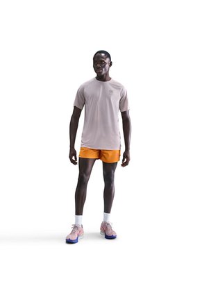 Camiseta Hombre Nike Stride Eliud Kipchoge Beige