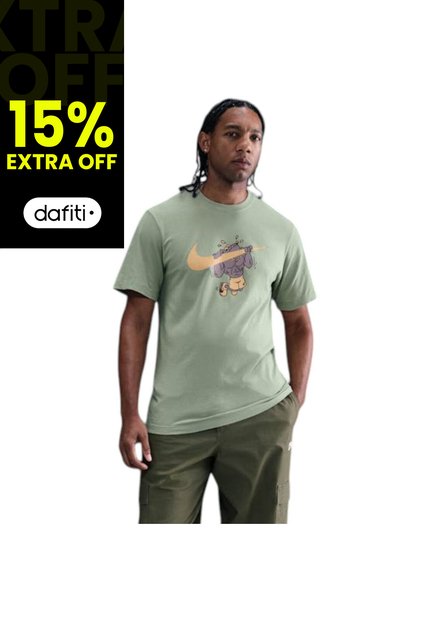 Camiseta Nike M Nsw Tee Iykyk Fs Hombre-Verde