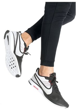 Tenis Running Negro-Blanco Nike Zoom Strike 2