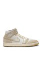Tenis Nike Wmns Air Jordan 1 Mid Se V2 Mujer-Blanco/Dorado de Nike