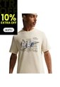 Camiseta Nike Tee Std Celebrate Brnd Hombre-Caqui de Nike