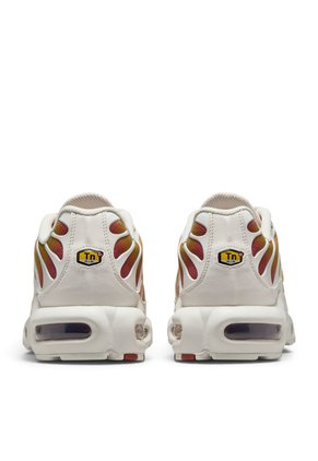 Tenis Nike Air Max Plus Mujer-Blanco/Naranja