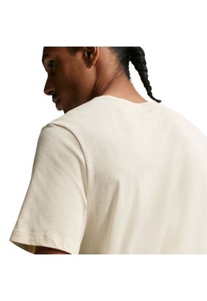 Camiseta Nike Tee Std Celebrate Brnd Hombre-Caqui