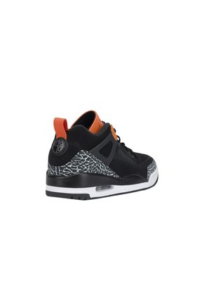TENIS JORDAN PIZIK LOW NIKE