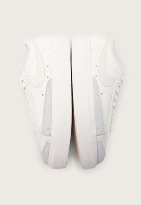 Tenis Lifestyle Marfil-Gris Nike Blazer Low Platform
