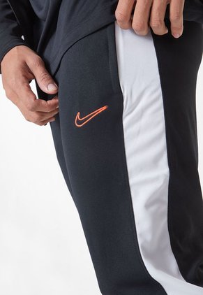 Conjunto Deportivo Negro-Blanco-Rojo Nike Academy