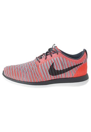 Running Rosa-Gris Nike Tenis Nike Roshe Two Flyknit (Gs)