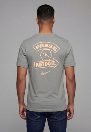Camiseta NIKE Gris