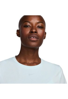Camiseta Nike Uno Clásico Mujer-Celeste