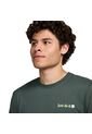 Camiseta Nike M Df Tee Rlgd Iykyk 2-Verde de Nike
