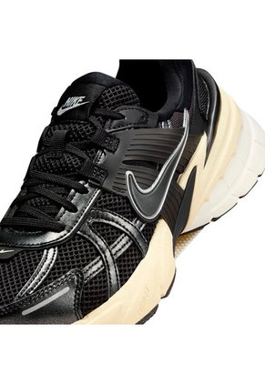TENIS NIKE MUJER FD0736-012 V2K RUN Talla 8.5