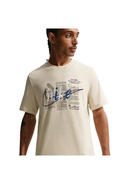 Camiseta Nike Tee Std Celebrate Brnd Hombre-Caqui