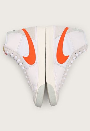 Tenis Lifestyle Blanco-Gris-Naranja Nike Blazer Mid Pro Club