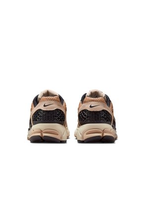 Tenis Mujer Nike Zoom Vomero 5 Marrón