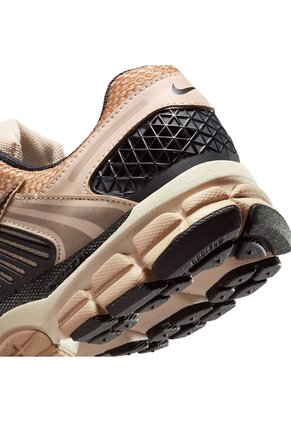 Tenis Mujer Nike Zoom Vomero 5 Marrón