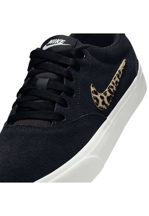 Tenis Mujer Nike Charge Suede SE Negro