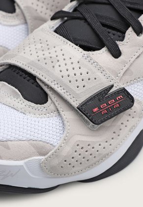 Tenis Basketball Beige-Blanco-Negro Nike Jordan Zion 2