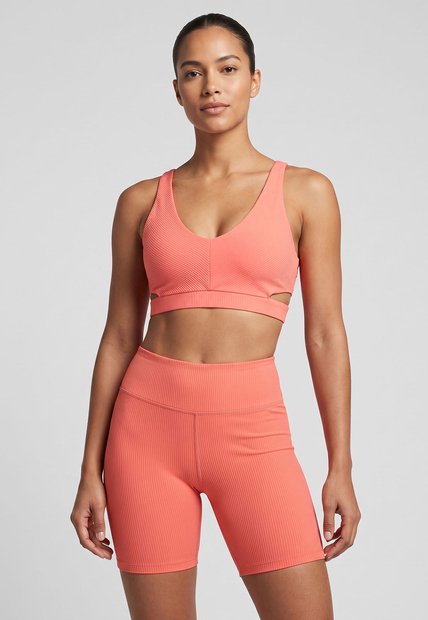 Top Training NIKE Zenvy Rib Salmón