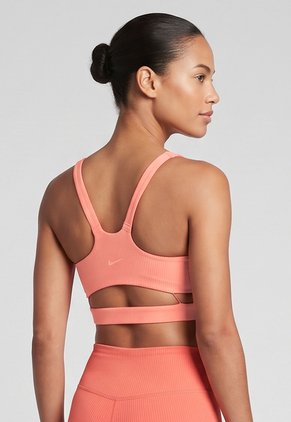 Top Training NIKE Zenvy Rib Salmón