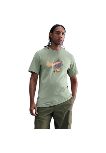 Camiseta Nike M Nsw Tee Iykyk Fs Hombre-Verde
