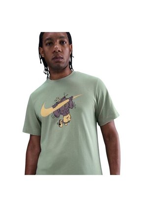 Camiseta Nike M Nsw Tee Iykyk Fs Hombre-Verde