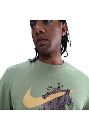 Camiseta Nike M Nsw Tee Iykyk Fs Hombre-Verde