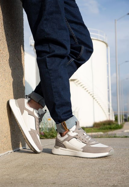 tenis blancos con gris