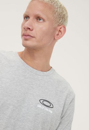 Camiseta Gris-Negro-Blanco Oakley Future Coalition