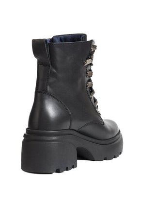 Bota En Cuero Mujer Negro Ocai Hadara