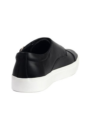 Tenis Cuero Hombre Negro Ocai Renato 001