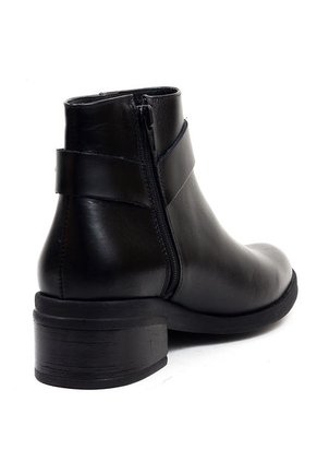 Botín Cuero Mujer Negro Ocai Lorenza 001