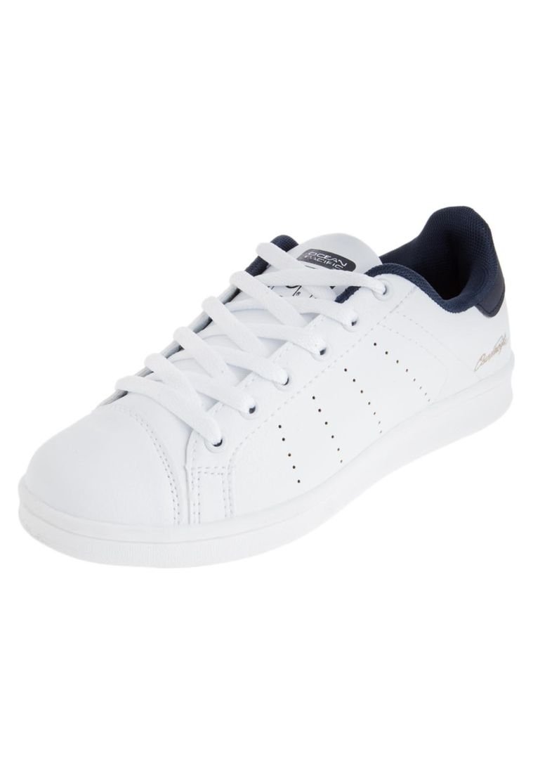 tenis blancos con mariposas azules