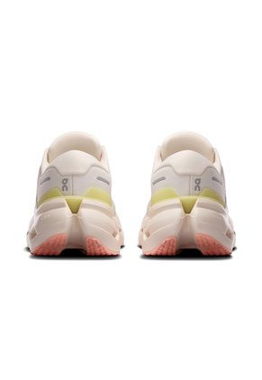 Tenis On De Mujer Cloudrunner 3 3WG10053387-7 Rosado