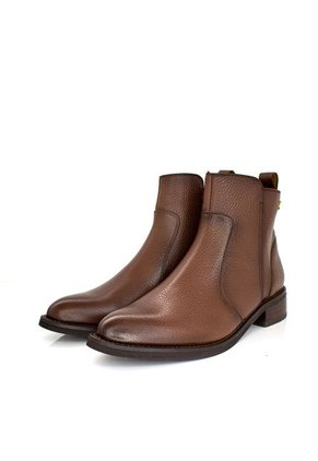 BOTIN COÑAG OPPOSITE LUCERO