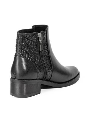 Botines Negros Grabado Floral En Cuero Para Mujer ORIGEN Fiorella