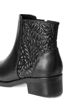 Botines Negros Grabado Floral En Cuero Para Mujer ORIGEN Fiorella