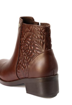 Botines Cafés Grabado Floral En Cuero Para Mujer ORIGEN Rosalia