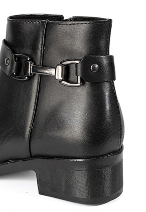 Botines Negros Con Hebilla De Tacón Bajo En Cuero Para Mujer ORIGEN Marcella