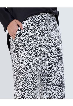 Bermuda Para Mujer Color Negro Marca Ostu #40100074