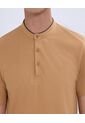 Polo Para Hombre Cuello Mao Sin Bolsillo Color Camel Marca Ostu #60110720 de Ostu
