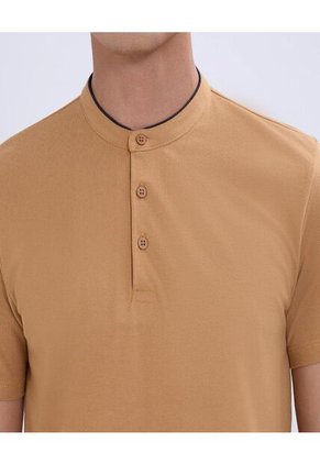 Polo Para Hombre Cuello Mao Sin Bolsillo Color Camel Marca Ostu #60110720